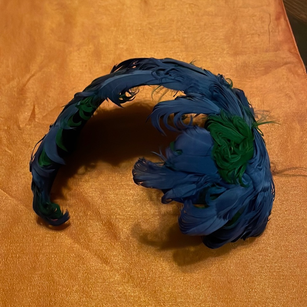 BLUE & GREEN FEATHERS WITH WOOL HAT VINTAGE. STUNNING